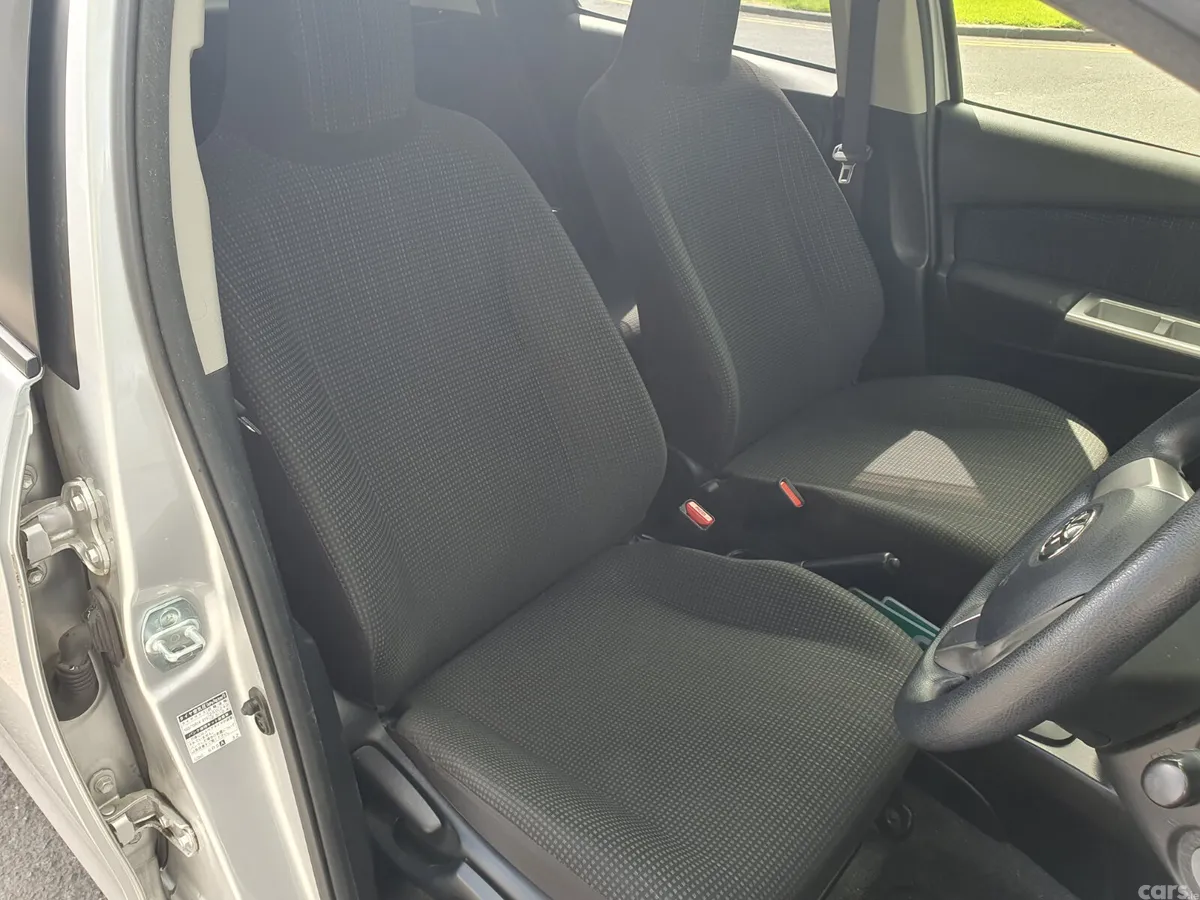 Toyota Yaris Hatchback, Petrol, 2015, Silver