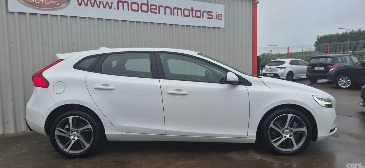 Volvo V40 Hatchback, Petrol, 2018, White