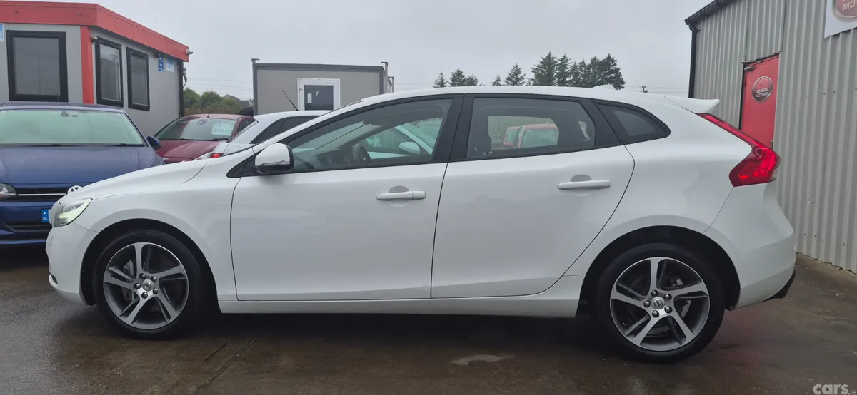 Volvo V40 Hatchback, Petrol, 2018, White