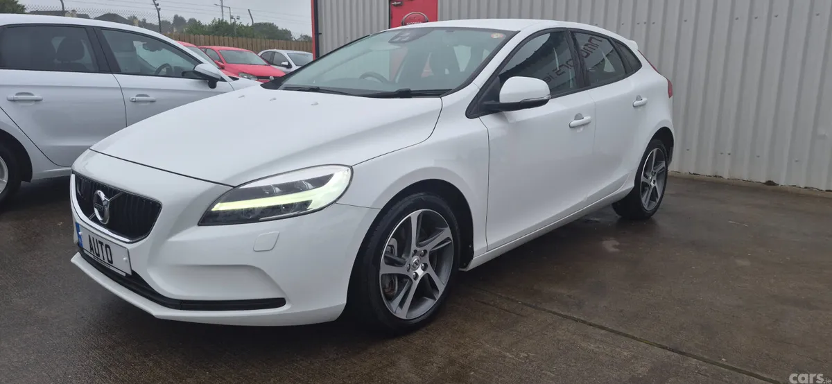 Volvo V40 Hatchback, Petrol, 2018, White