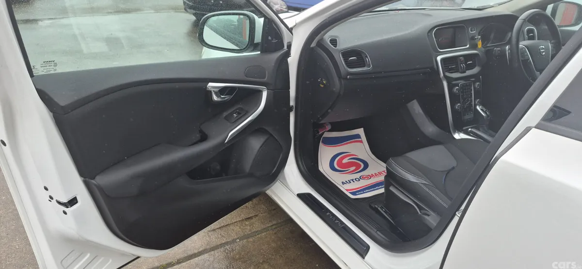 Volvo V40 Hatchback, Petrol, 2018, White
