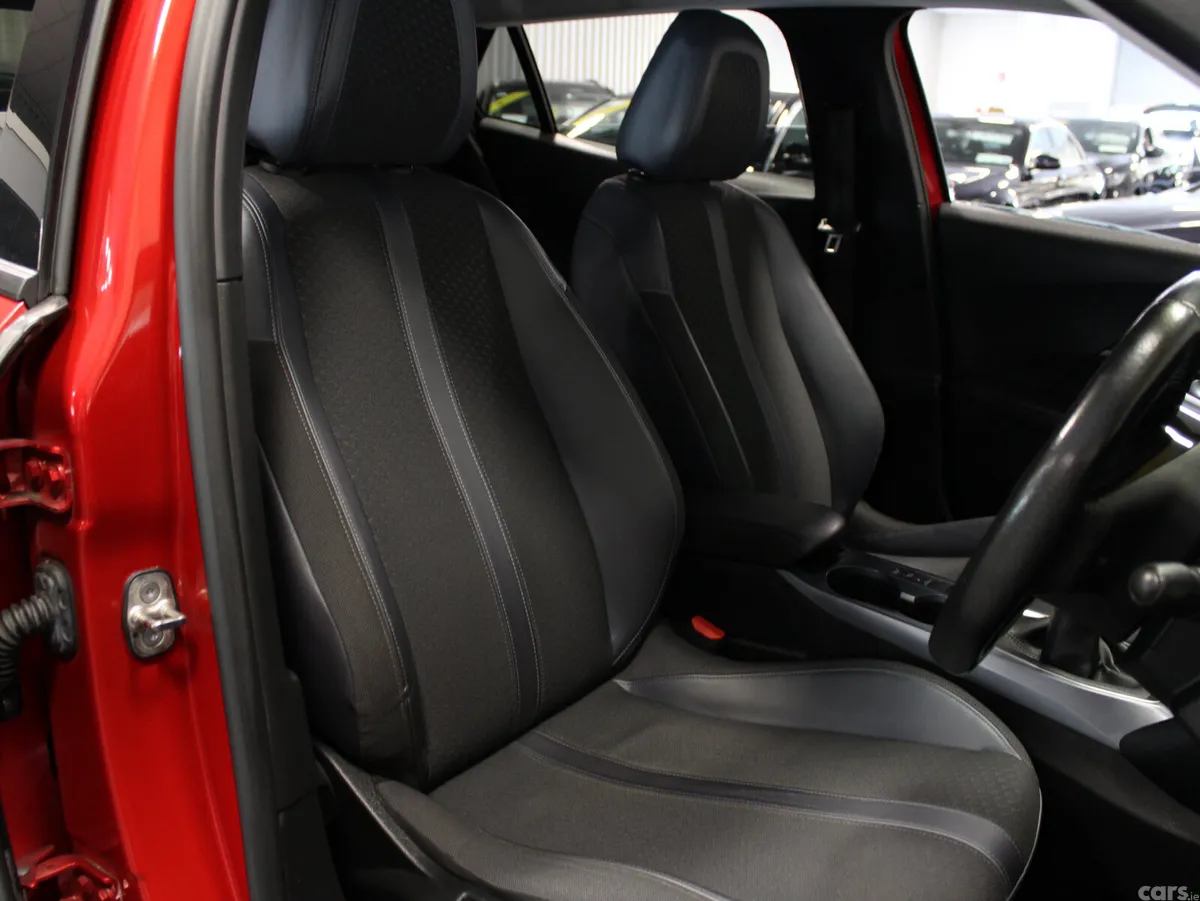 Peugeot 2008 MPV, Diesel, 2020, Red