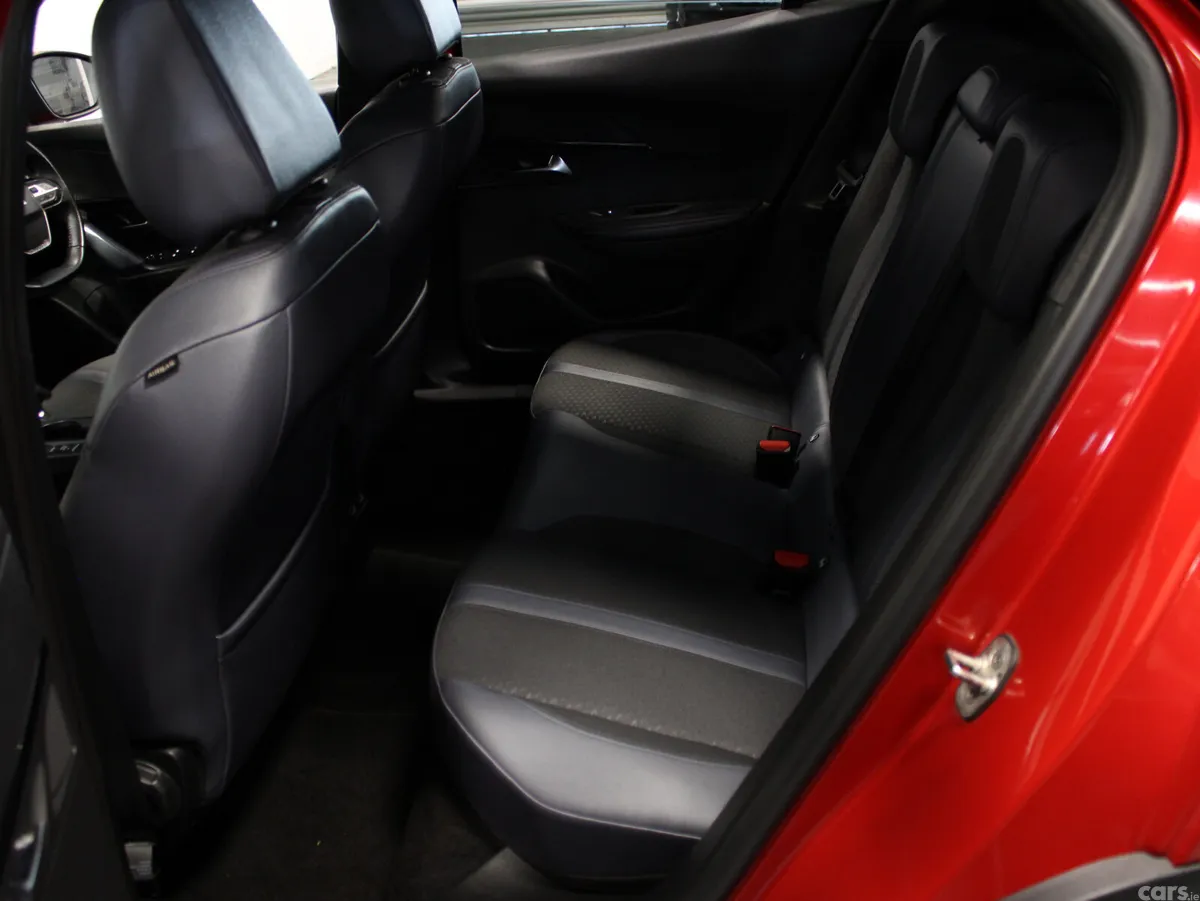 Peugeot 2008 MPV, Diesel, 2020, Red