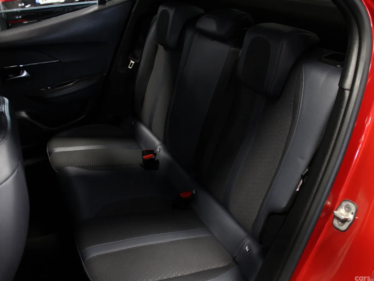 Peugeot 2008 MPV, Diesel, 2020, Red