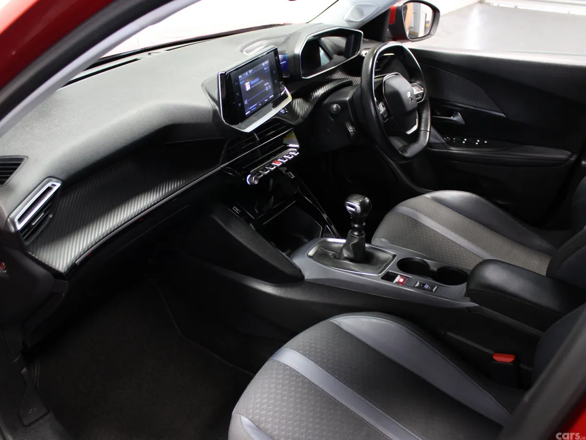 Peugeot 2008 MPV, Diesel, 2020, Red