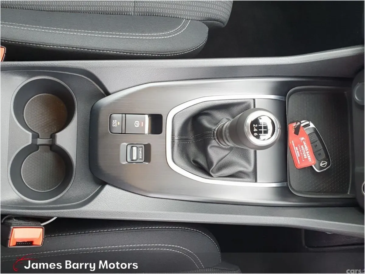 Nissan Qashqai MPV, Petrol, 2025, White