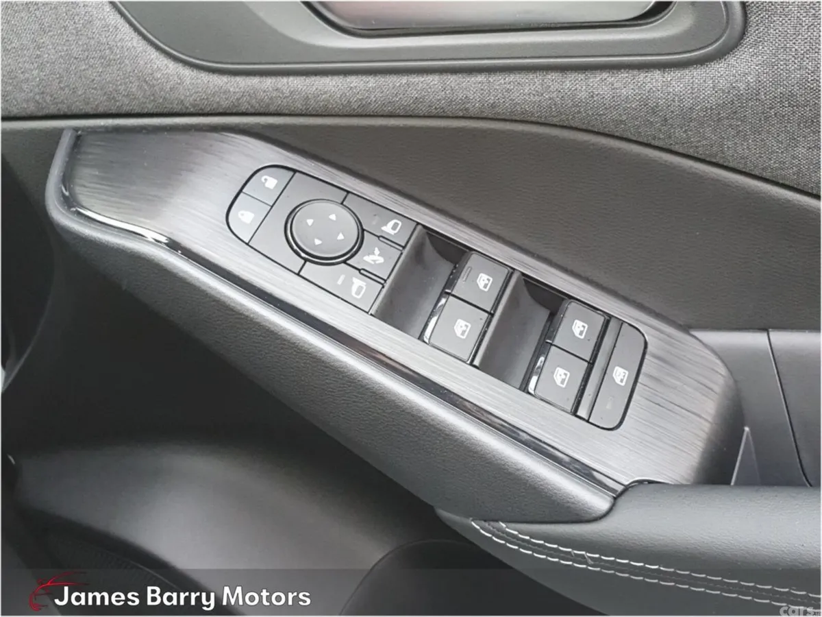 Nissan Qashqai MPV, Petrol, 2025, White
