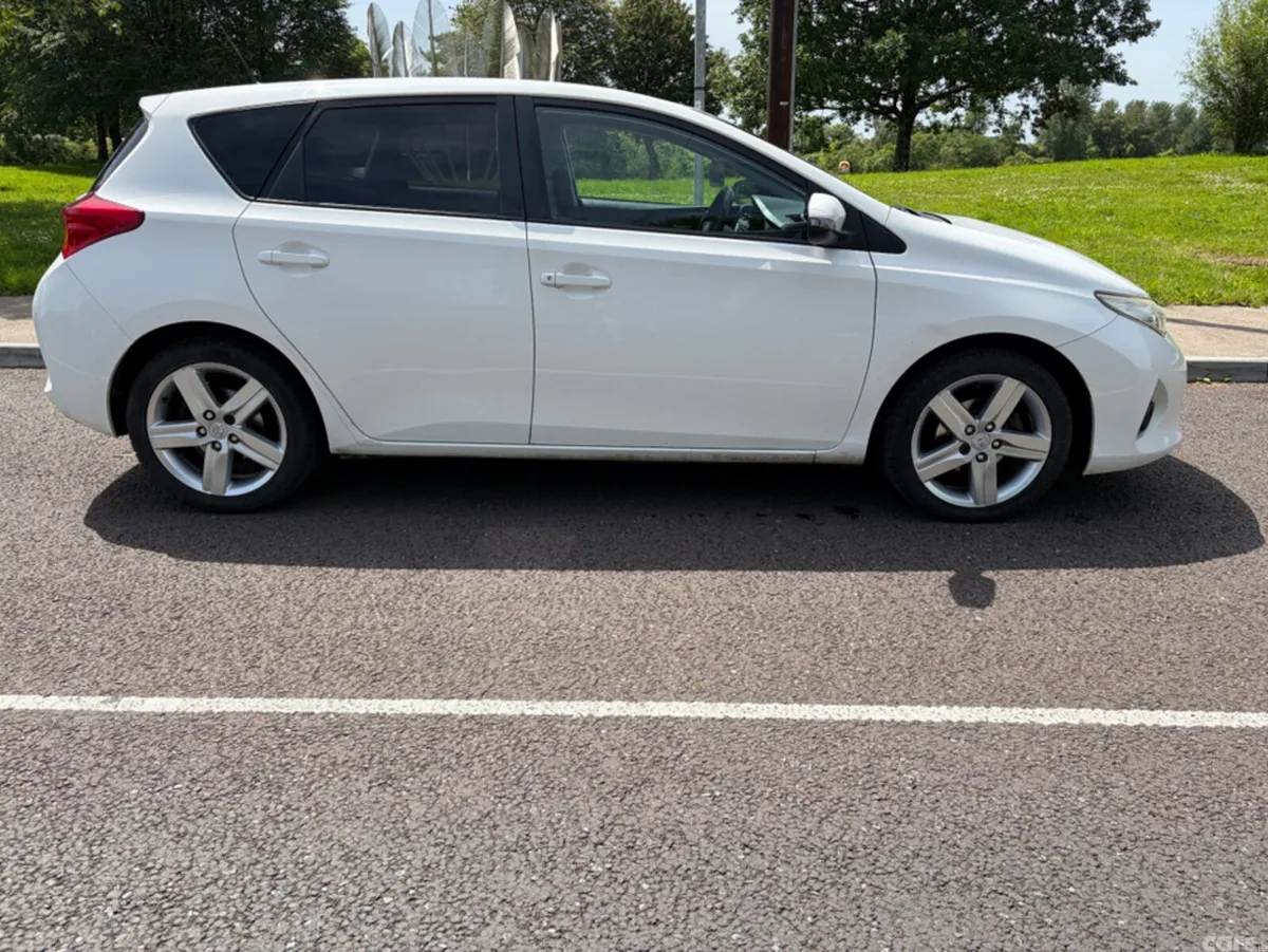 Toyota Auris Hatchback, Petrol, 2013, White