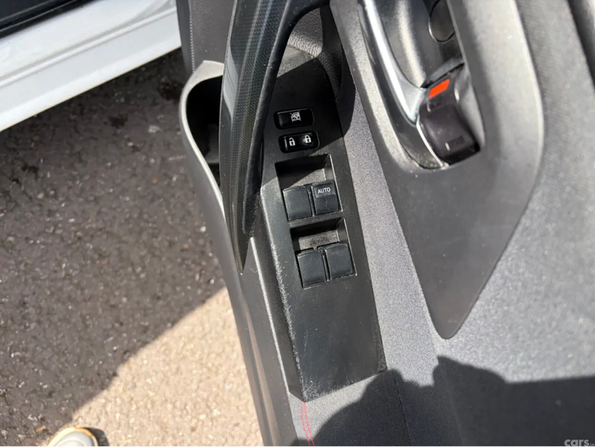Toyota Auris Hatchback, Petrol, 2013, White