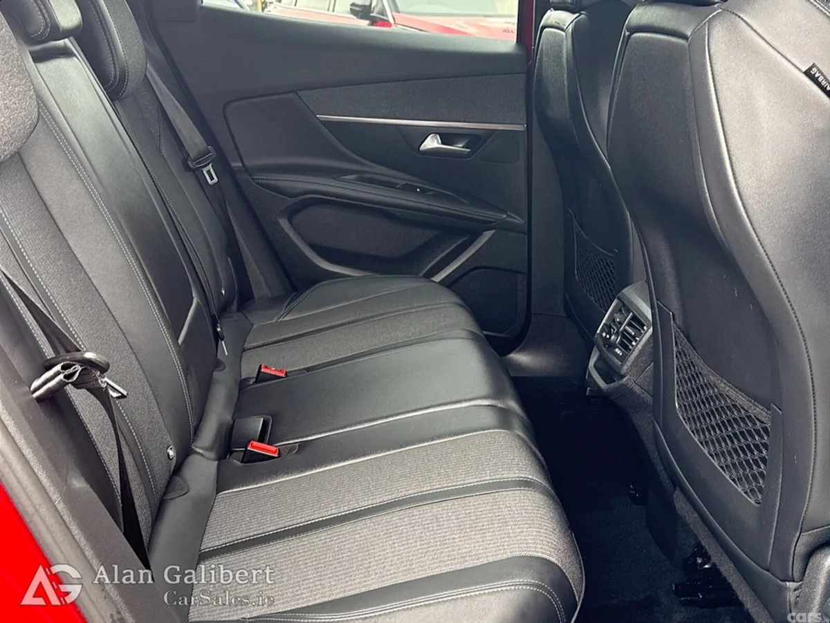 Peugeot 3008 MPV, Petrol, 2022, Red