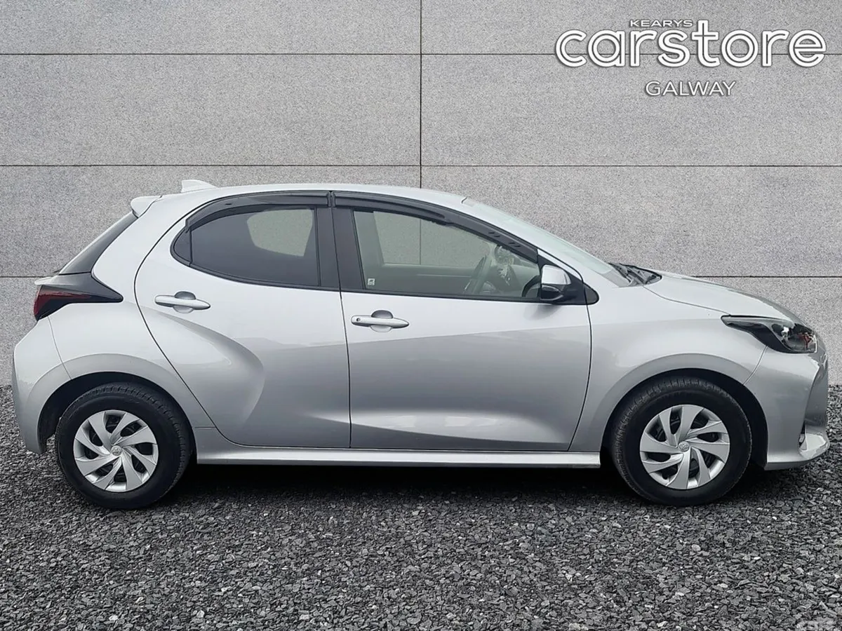 Toyota Yaris Hatchback, Petrol Hybrid, 2022, Silver