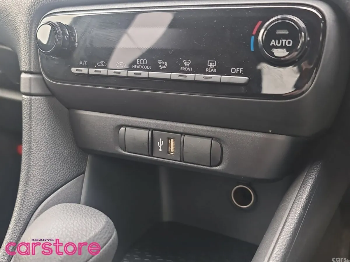 Toyota Yaris Hatchback, Petrol Hybrid, 2022, Silver