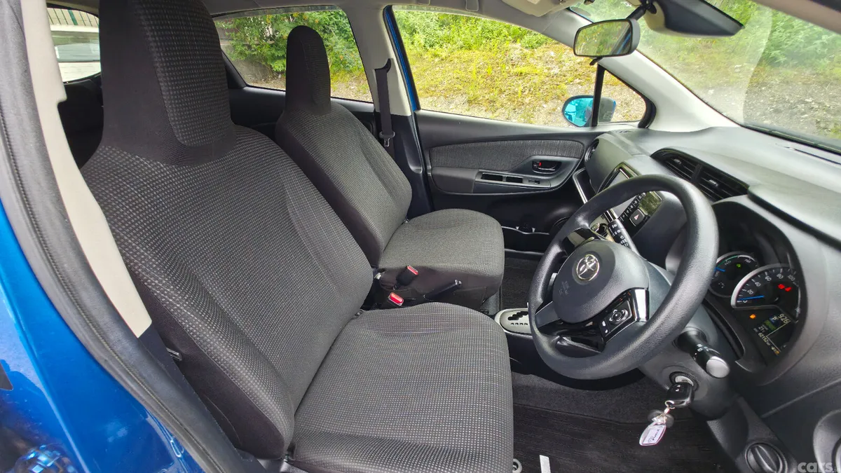 Toyota Vitz Hatchback, Petrol Hybrid, 2017, Blue