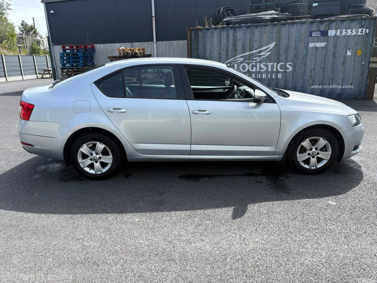 Skoda Octavia Saloon, Diesel, 2018, Grey