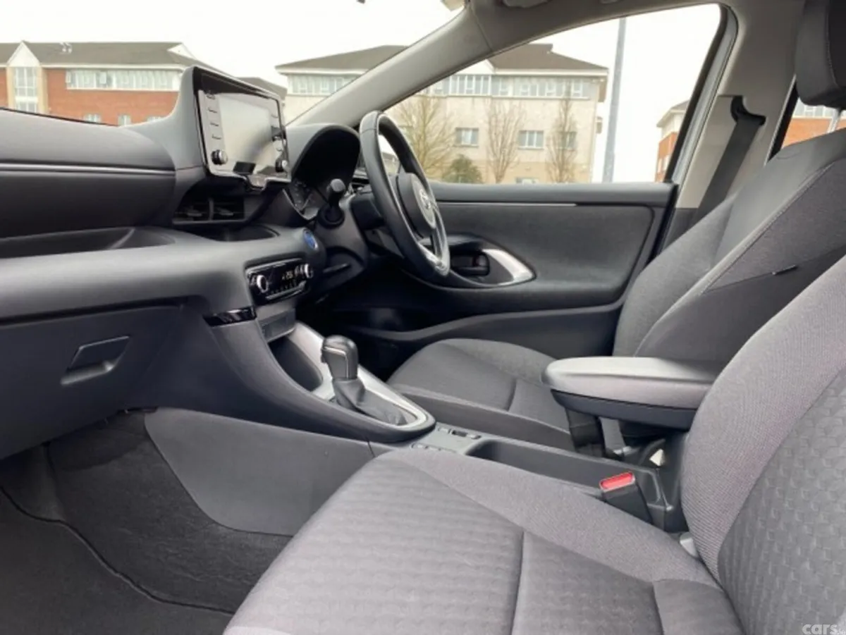 Toyota Yaris Hatchback, Petrol Hybrid, 2022, Silver