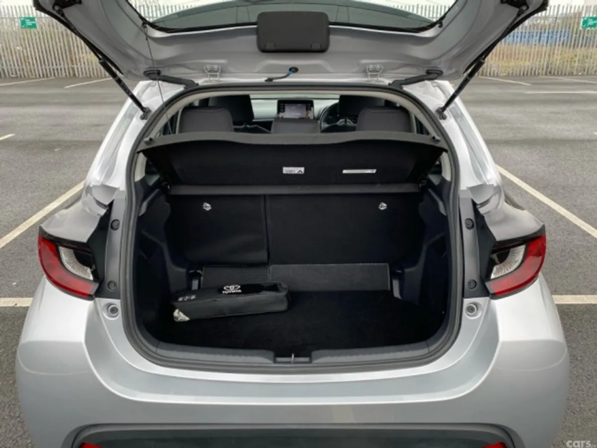Toyota Yaris Hatchback, Petrol Hybrid, 2022, Silver