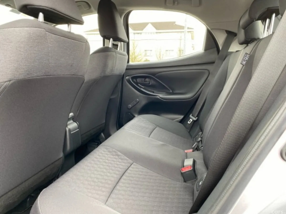 Toyota Yaris Hatchback, Petrol Hybrid, 2022, Silver
