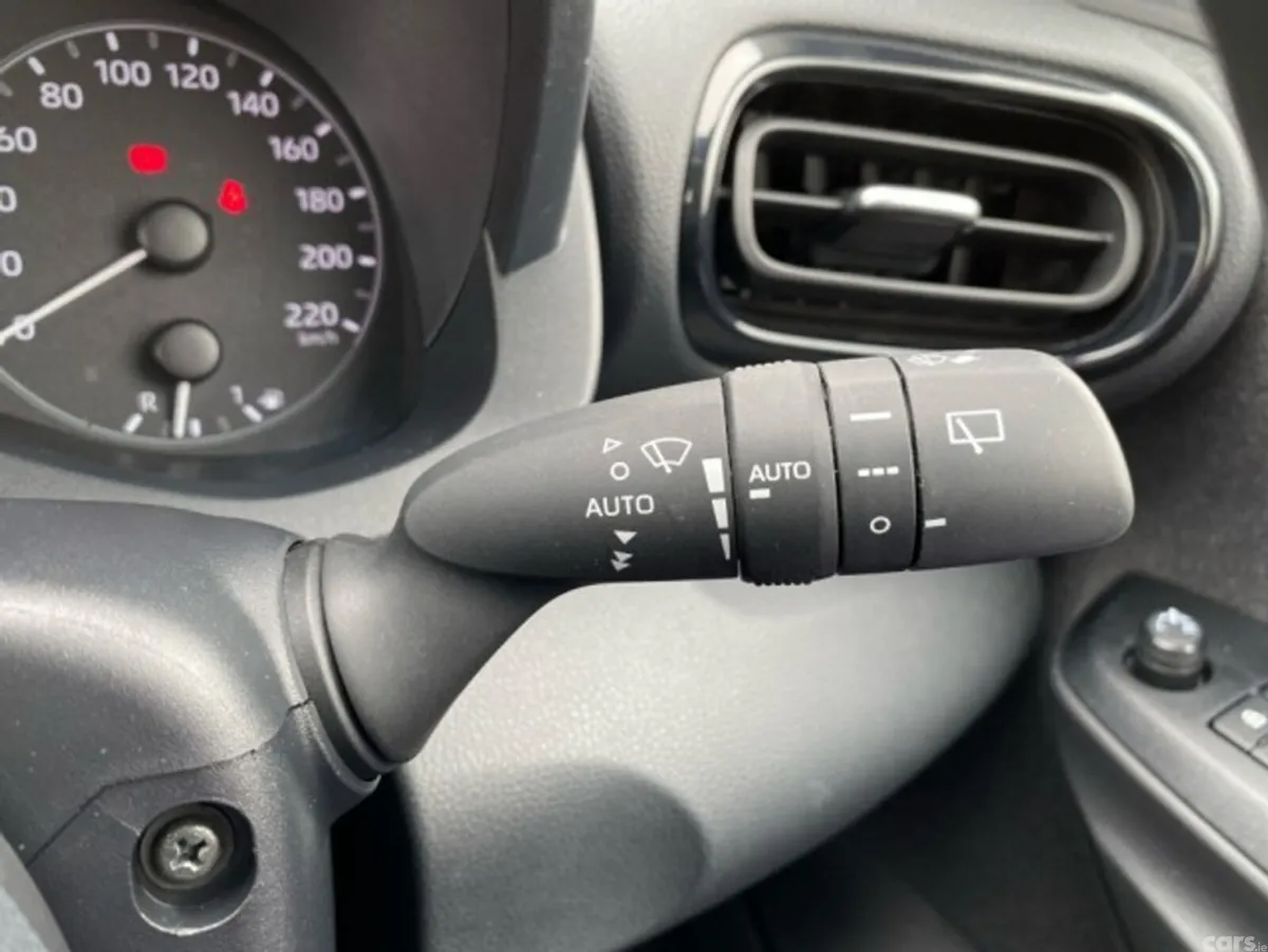 Toyota Yaris Hatchback, Petrol Hybrid, 2022, Silver