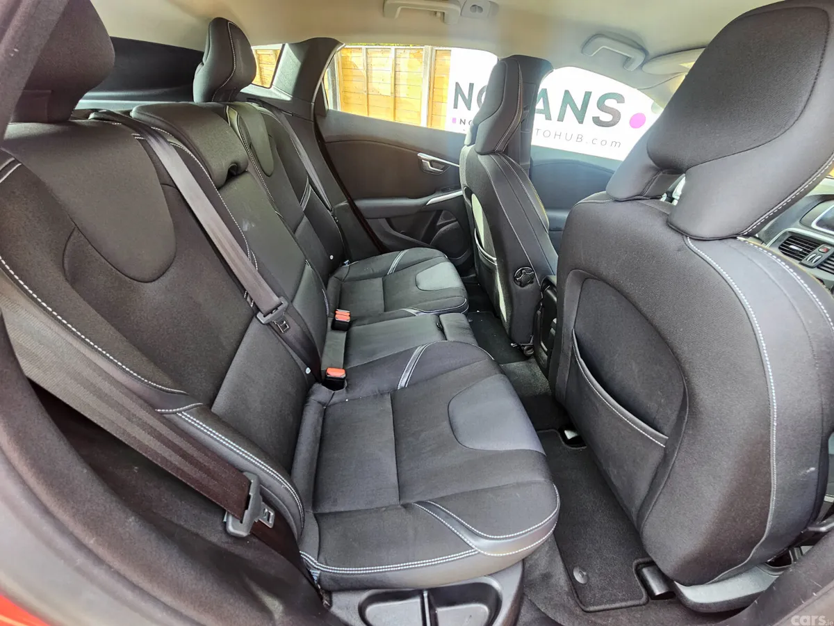 Volvo V40 Hatchback, Diesel, 2016, Red