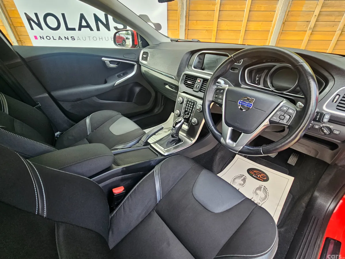 Volvo V40 Hatchback, Diesel, 2016, Red