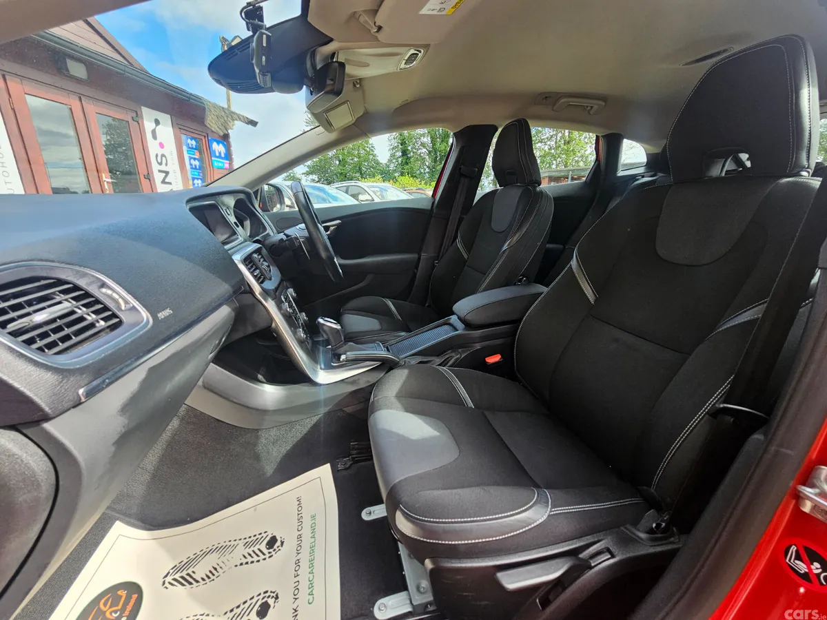 Volvo V40 Hatchback, Diesel, 2016, Red