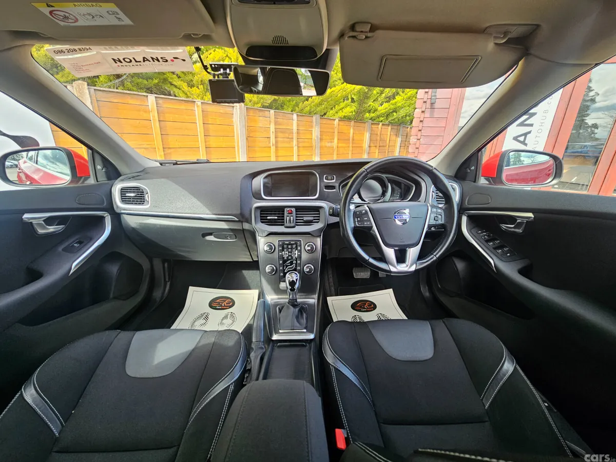 Volvo V40 Hatchback, Diesel, 2016, Red