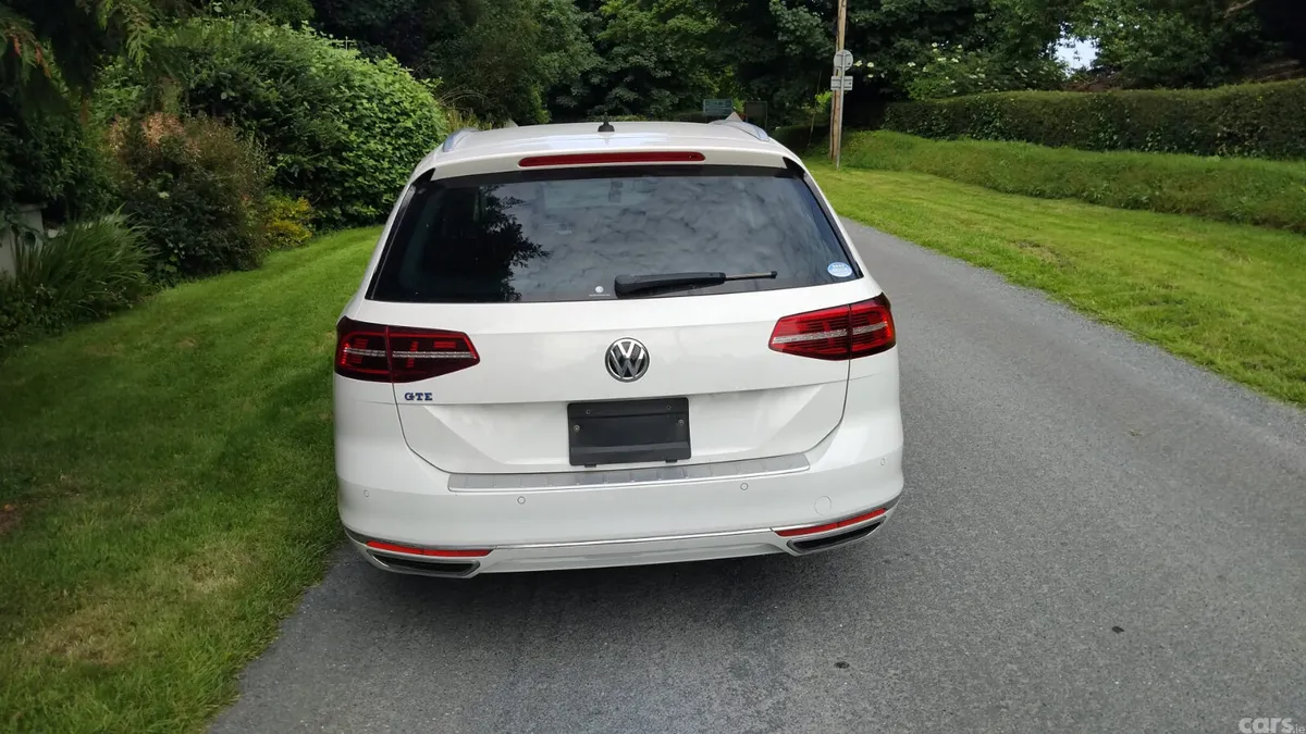Volkswagen Passat Estate, Petrol Hybrid, 2018, White