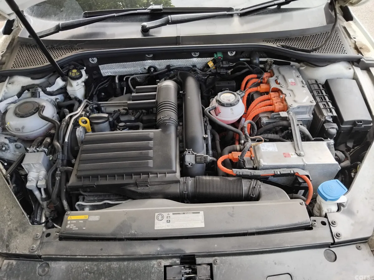 Volkswagen Passat Estate, Petrol Hybrid, 2018, White