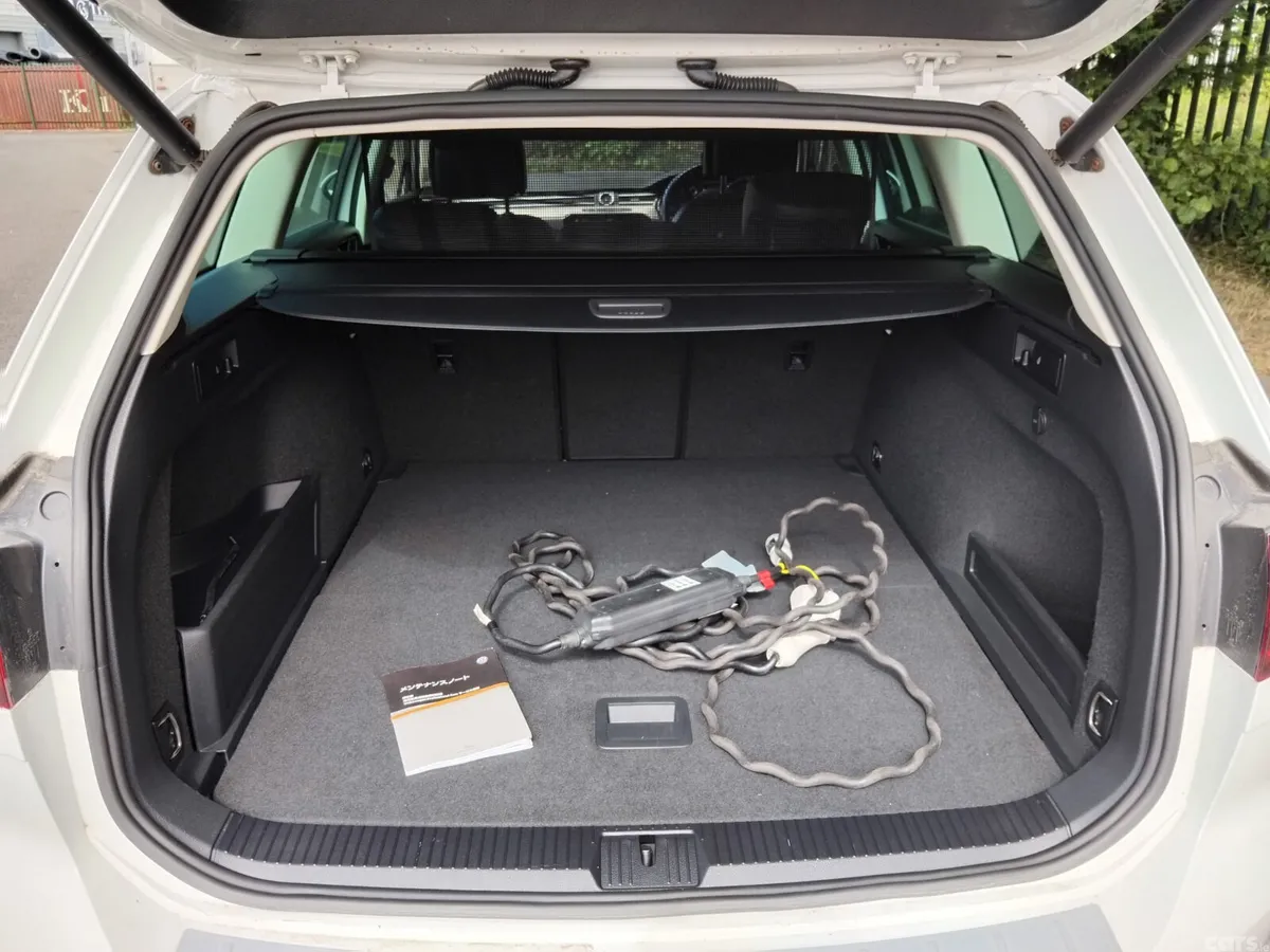 Volkswagen Passat Estate, Petrol Hybrid, 2018, White
