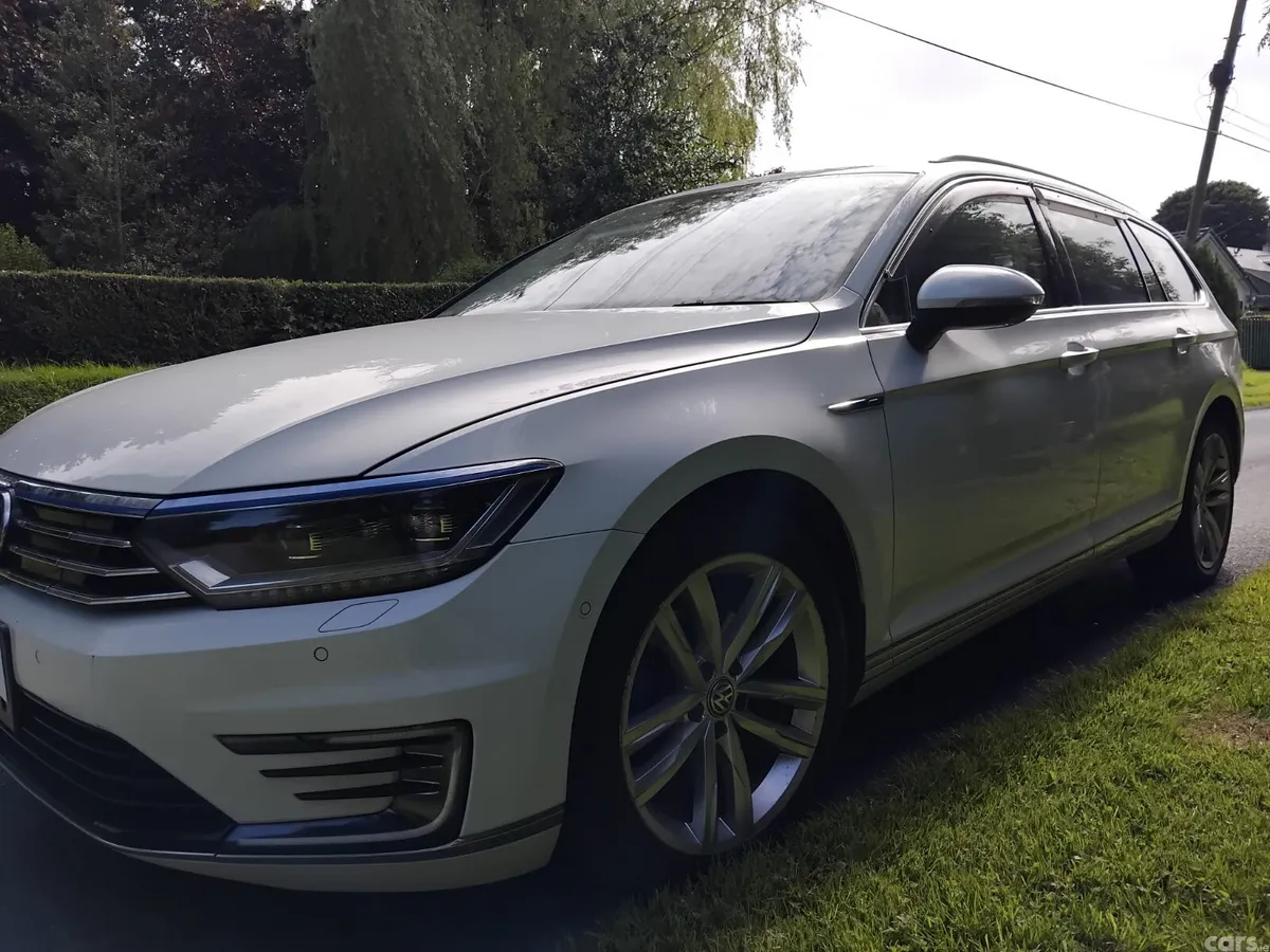Volkswagen Passat Estate, Petrol Hybrid, 2018, White