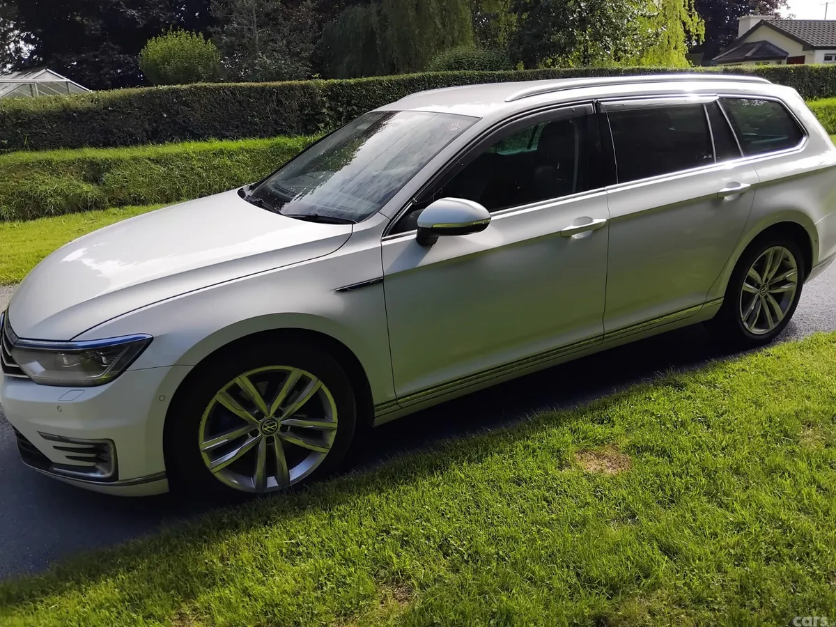 Volkswagen Passat Estate, Petrol Hybrid, 2018, White