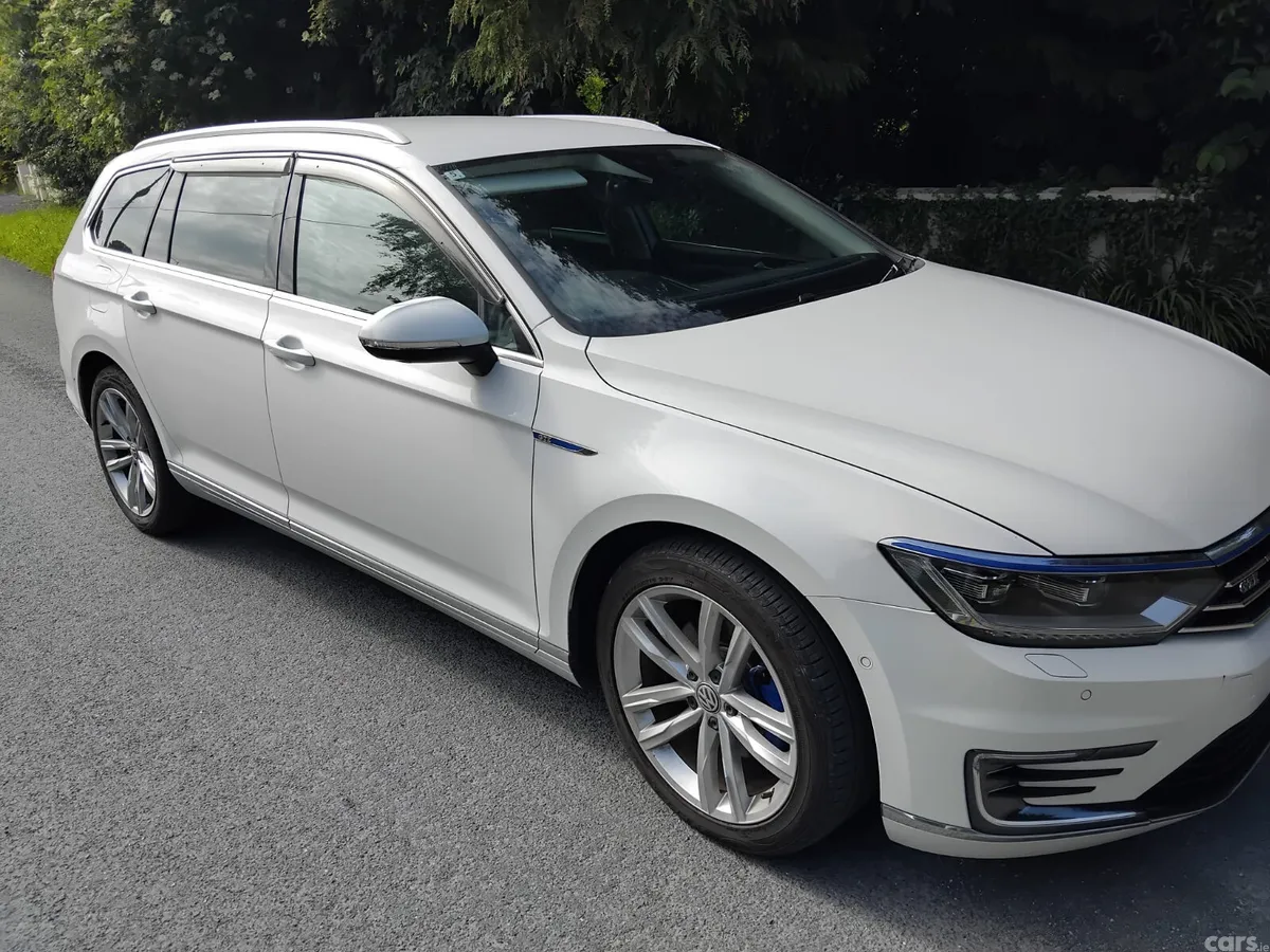 Volkswagen Passat Estate, Petrol Hybrid, 2018, White