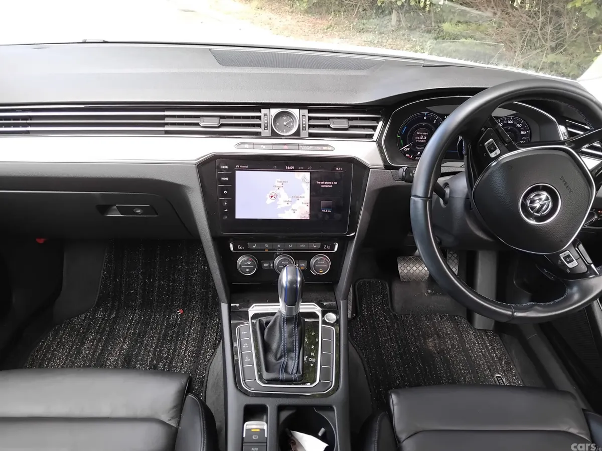 Volkswagen Passat Estate, Petrol Hybrid, 2018, White