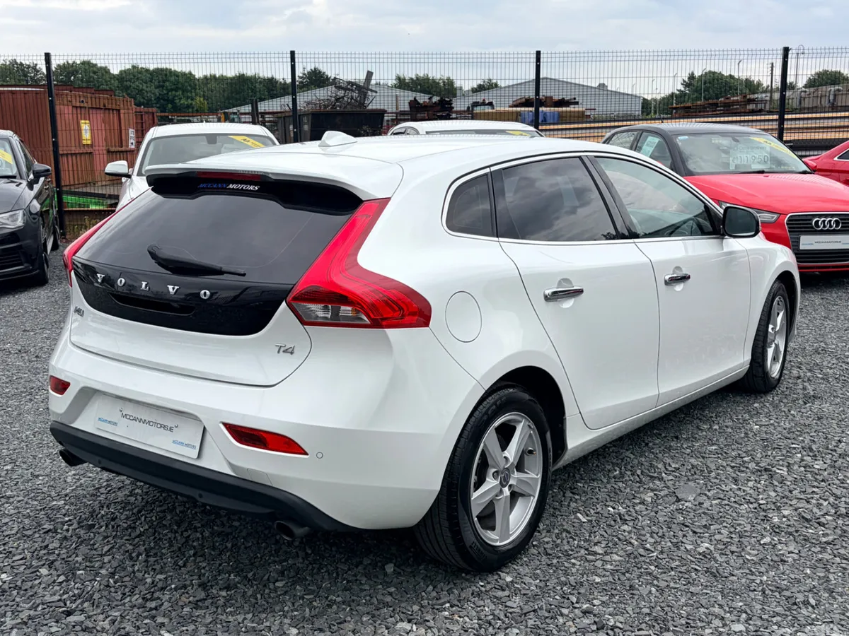 Volvo V40 Hatchback, Petrol, 2014, White