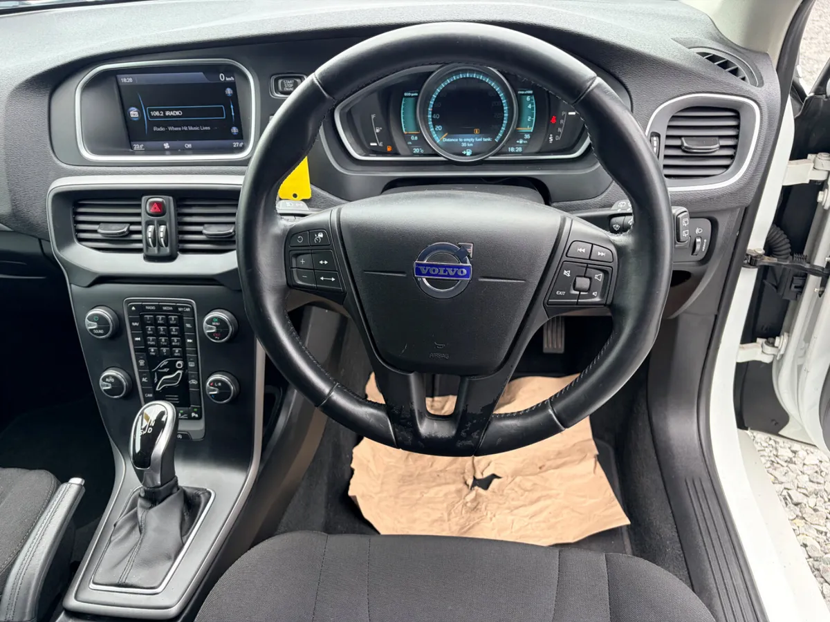 Volvo V40 Hatchback, Petrol, 2014, White
