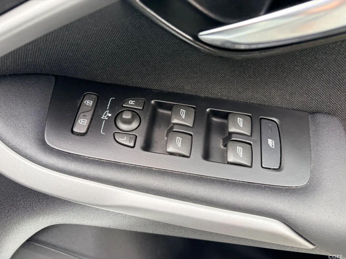 Volvo V40 Hatchback, Petrol, 2014, White