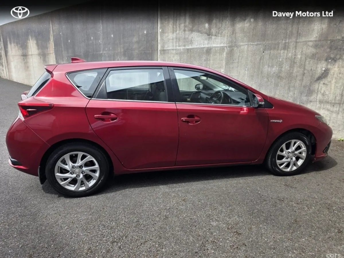 Toyota Auris Hatchback, Petrol Hybrid, 2017, Red