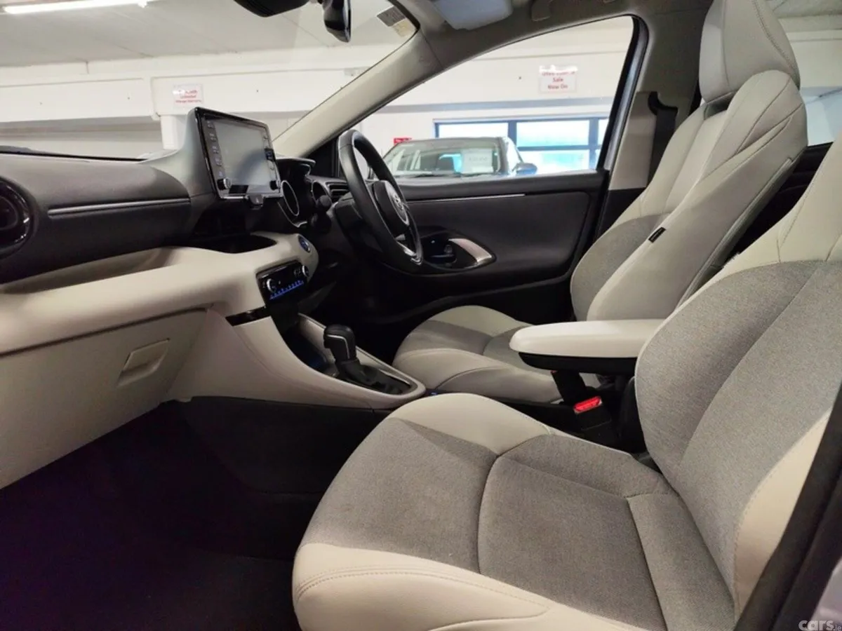 Toyota Yaris Hatchback, Petrol Hybrid, 2023, Silver