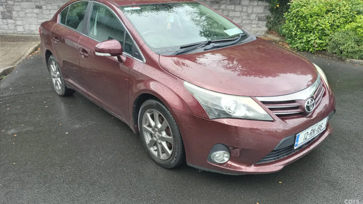 Toyota Avensis Saloon, Diesel, 2012, Red