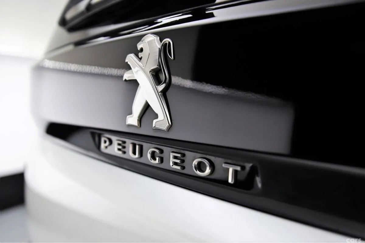 Peugeot 5008 MPV, Petrol Hybrid, 2024, White