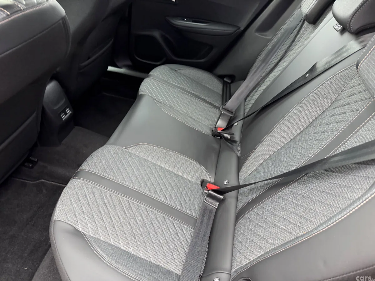 Peugeot 2008 MPV, Petrol, 2025, Red