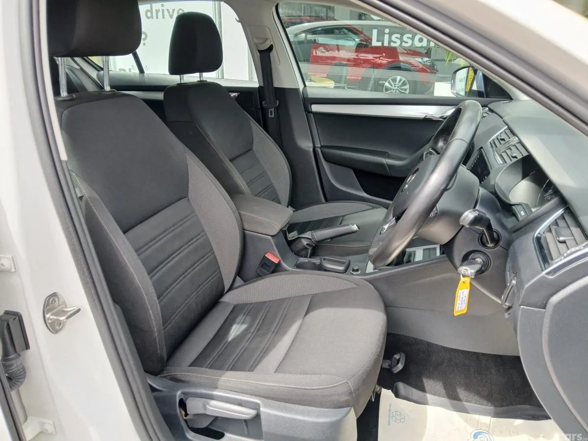 Skoda Octavia Saloon, Diesel, 2020, White