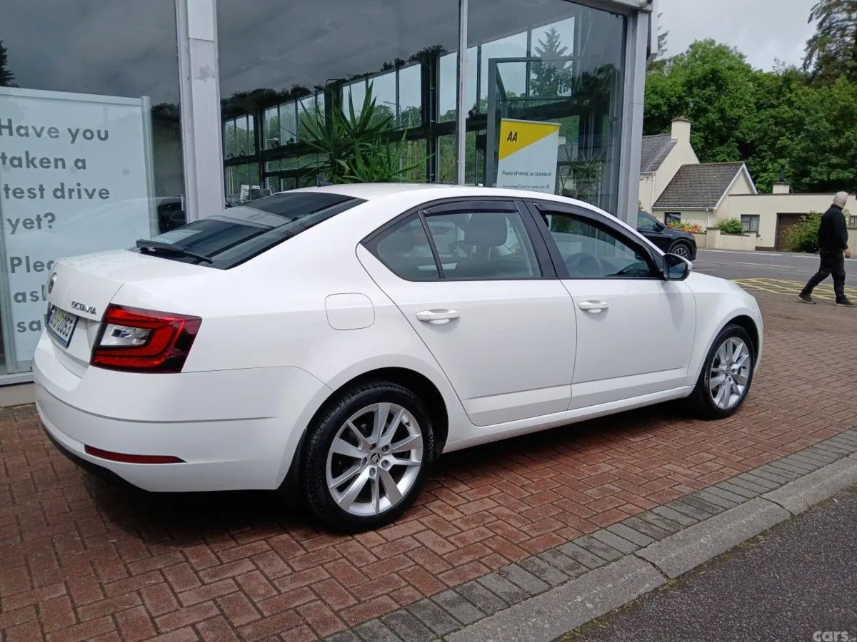 Skoda Octavia Saloon, Diesel, 2020, White