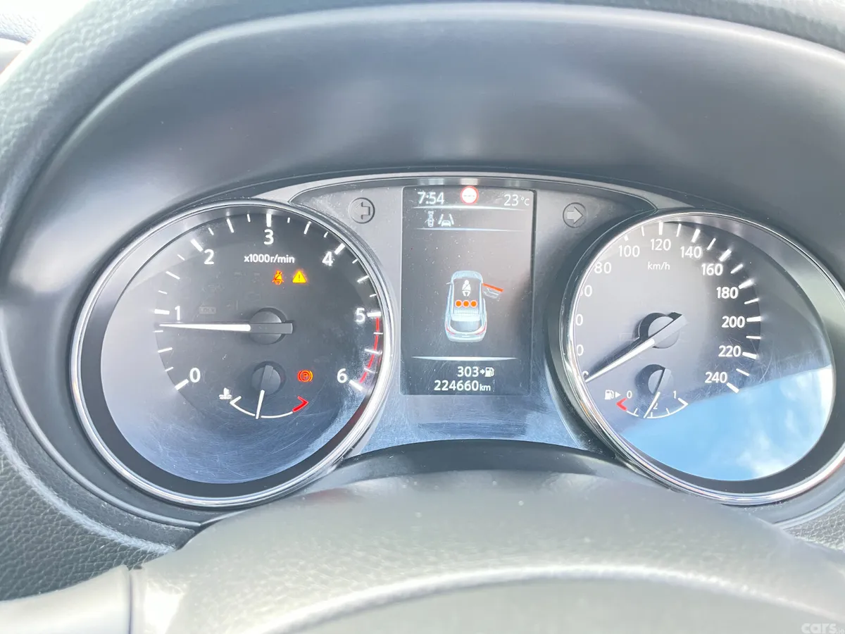 Nissan Qashqai Hatchback, Diesel, 2015, Brown