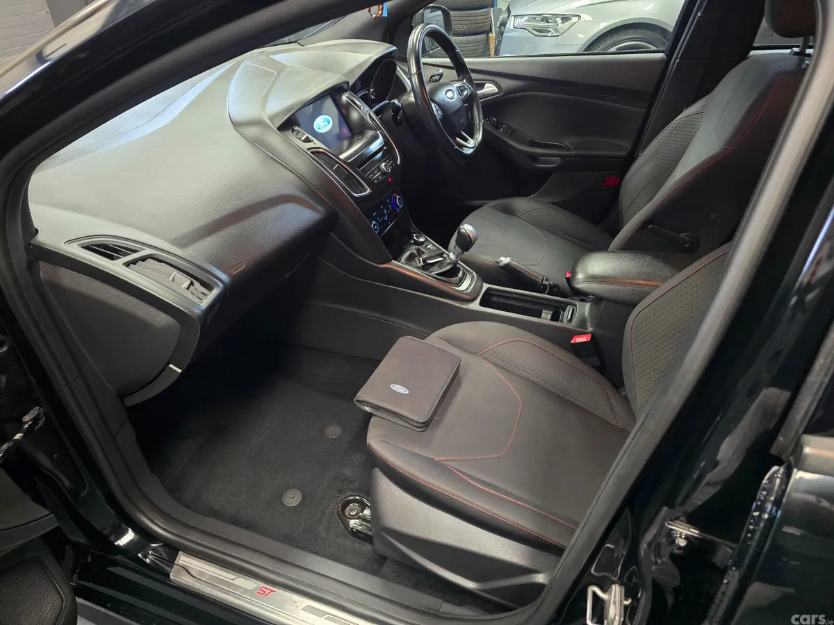 Ford Focus Hatchback, Petrol, 2018, Black