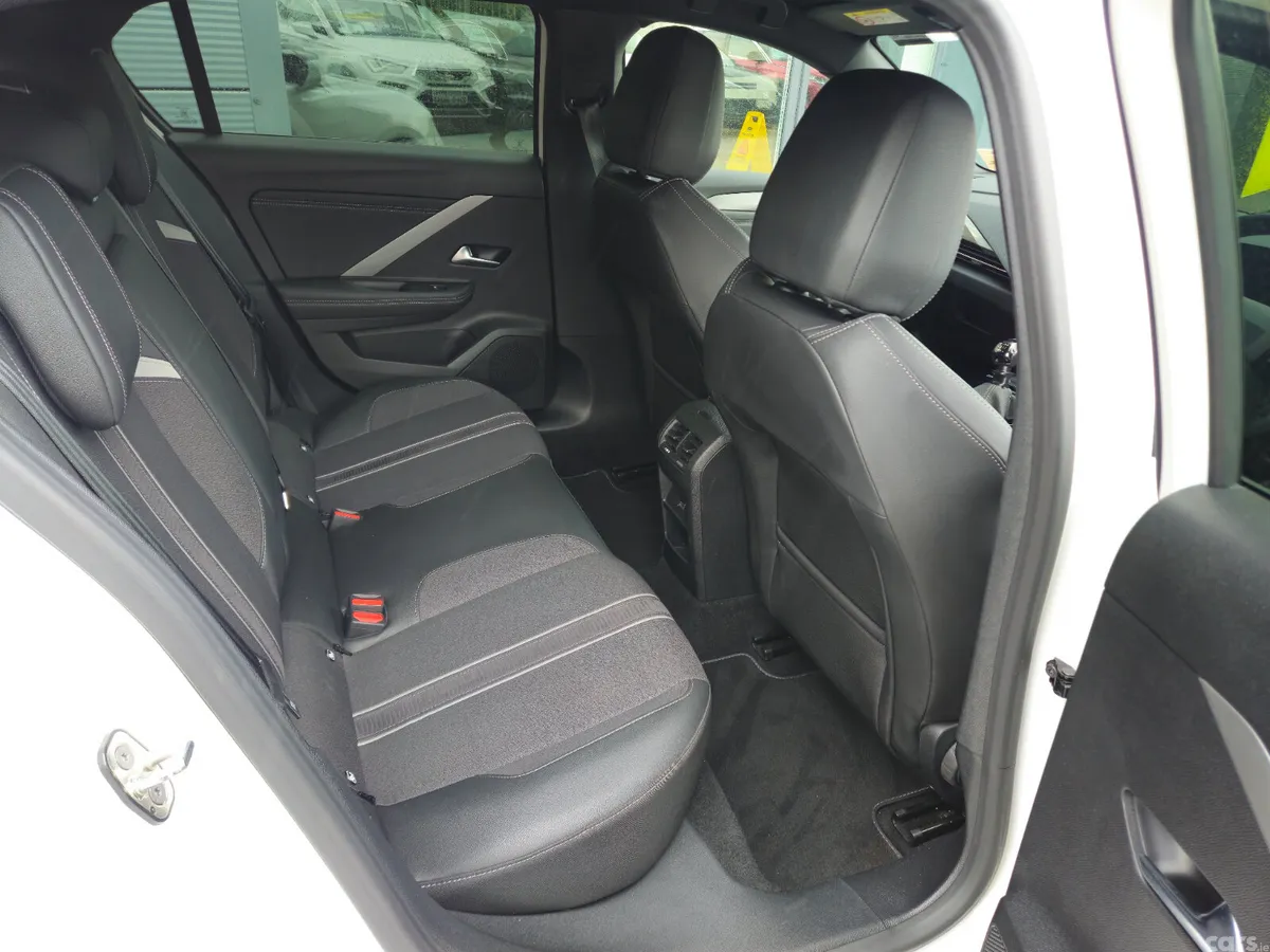 Opel Astra Hatchback, Petrol, 2023, White