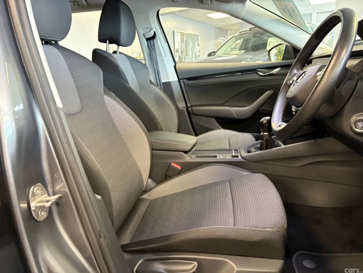 Skoda Octavia Estate, Diesel, 2023, Grey