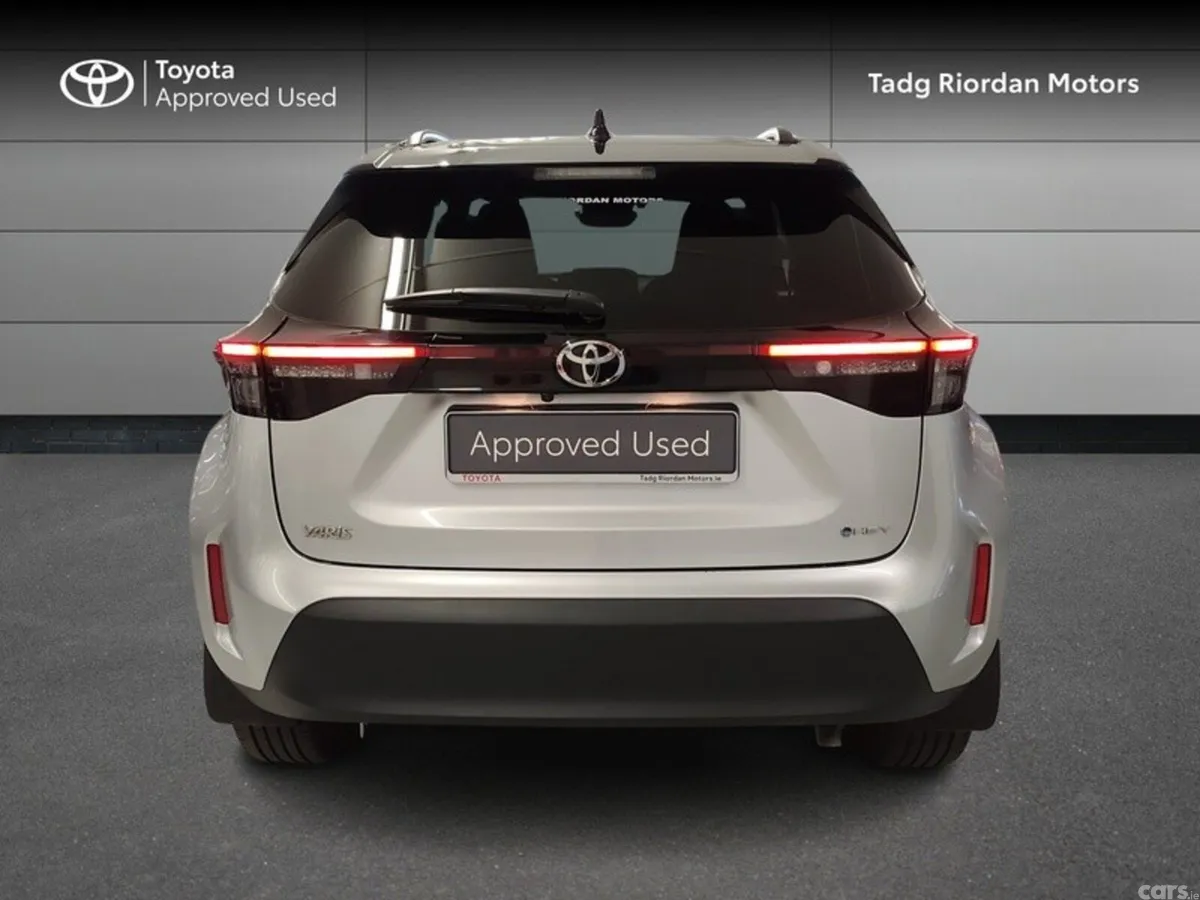 Toyota Yaris Cross Hatchback, Petrol Hybrid, 2025, Silver