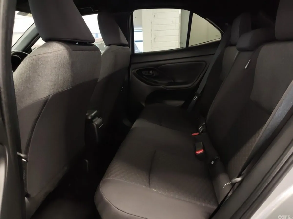 Toyota Yaris Cross Hatchback, Petrol Hybrid, 2025, Silver