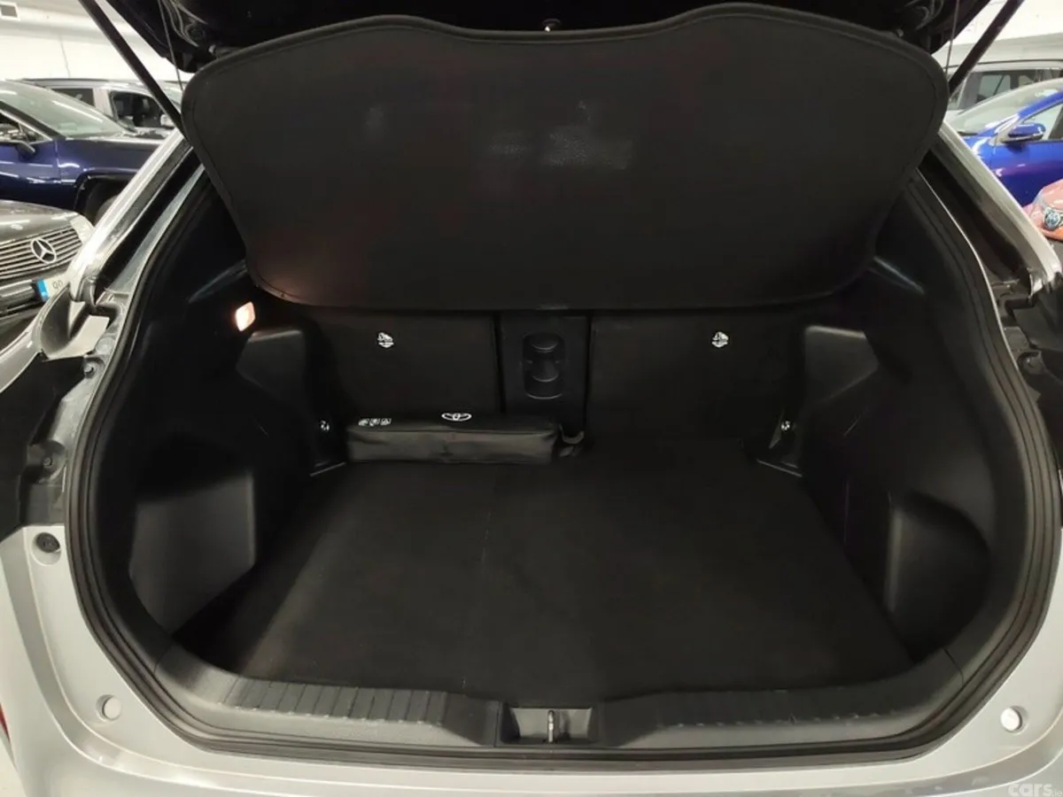 Toyota Yaris Cross Hatchback, Petrol Hybrid, 2025, Silver